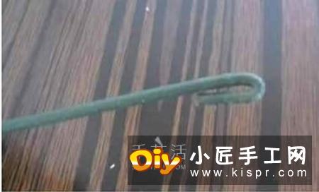 手揉纸上剪下圆纸片,一朵康乃馨需要7片。
