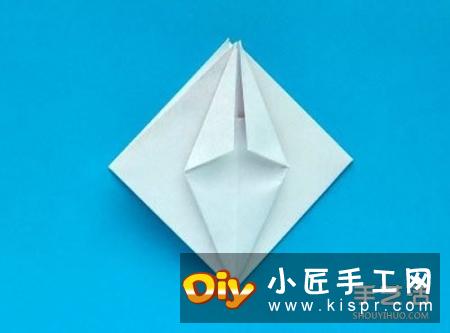四个角向纸张的中间进行折叠
