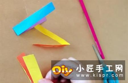 简单又好玩的旋风小风车DIY,放置在笔尖上跑动,或是从高处抛下都会滴溜的转动