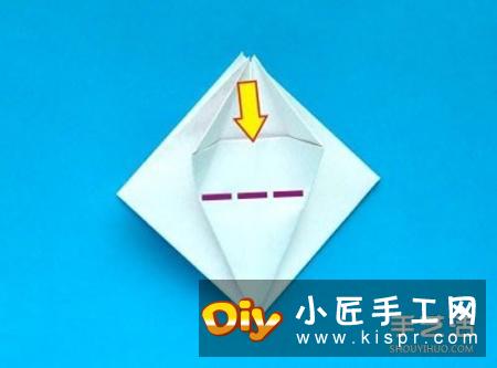 四个角向纸张的中间进行折叠