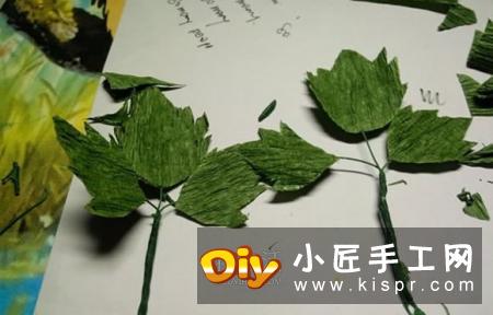 皱纹纸手工制作火红玫瑰花的方法 简单漂亮！