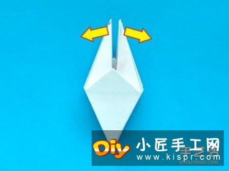 四个角向纸张的中间进行折叠