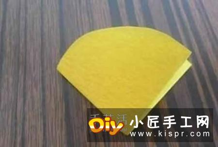手揉纸上剪下圆纸片,一朵康乃馨需要7片。