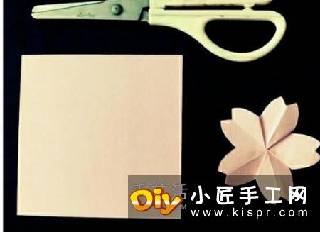 把剪纸和折纸结合,做一朵漂亮樱花的教程
