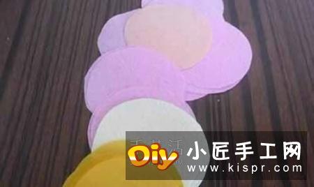 手揉纸上剪下圆纸片,一朵康乃馨需要7片。