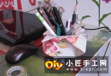 废纸折花型笔筒的折法 还可以当垃圾盒使用