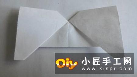 钻石戒指的折纸,这么大的钻石足以打动女生了吧\(^o^)/~