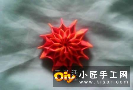 烟花的生命虽短暂,但它尽力绽放出最美的花朵,它最灿烂的一面!