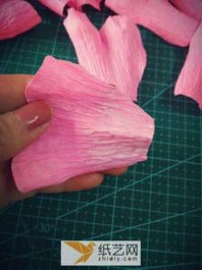 用皱纹纸怎么做立体玫瑰花 简单步骤学起来！