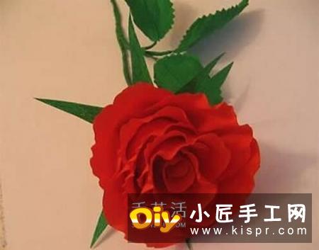 皱纹纸做花：漂亮纸玫瑰花的制作方法图解