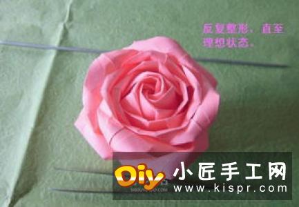 手工折纸扁平玫瑰花和叶子的折法图解