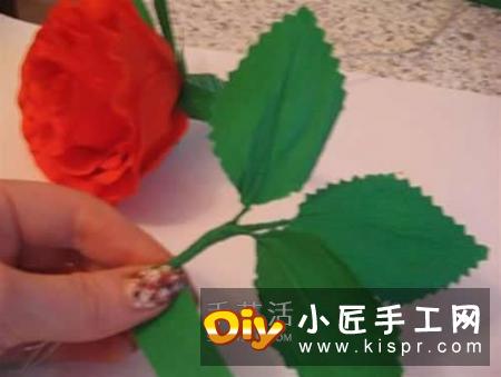 皱纹纸做花：漂亮纸玫瑰花的制作方法图解